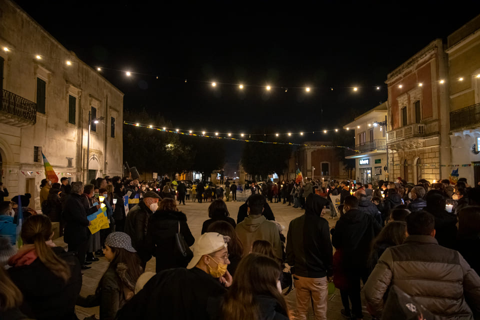 Racale, fiaccolata per la pace, piazza (foto Giuliano Sabato)