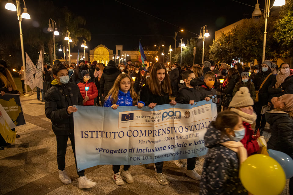 Racale, fiaccolata per la pace, scuola (foto Giuliano Sabato)